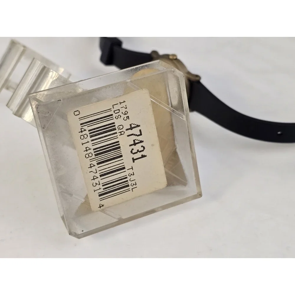 vintage‎ Timex Ladies Vintage White Dial black rubber Strap Watch WR 377 1970s
